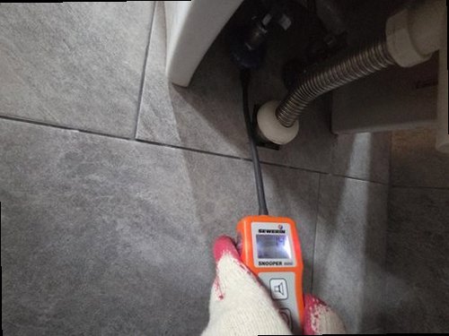 오산 누수탐지 누수 위치를 좁히기 위해 배관 연결부와 벽면을 점검하는 모습