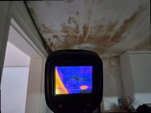 오산 누수탐지 세면대 하부장 내부와 급수 호스 연결부를 확인하는 현장