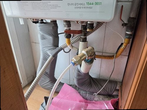 오산 누수탐지 거실 바닥 습기와 아래층 천장 얼룩을 확인하는 현장 점검