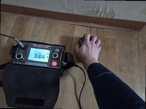 서초구 누수탐지 거실 천장 물자국과 벽면 습기 상태를 확인하는 현장