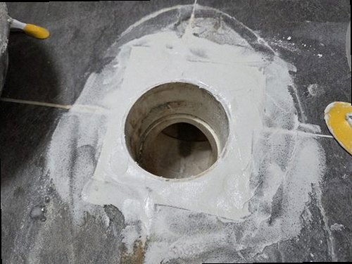 부여군 누수탐지 베란다 천장과 바닥에 나타난 누수 흔적을 확인하는 모습