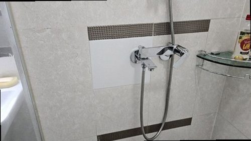 김포 누수탐지 안방 천장에 발생한 누수 흔적과 벽지 변색