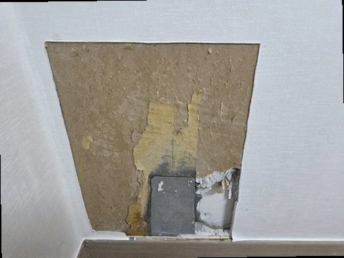 김포 누수탐지 화장실 바닥과 벽면의 누수 흔적을 점검하는 모습