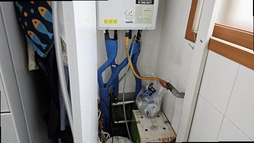 김포 누수탐지 배관 보수 후 압력 유지 여부를 확인하는 장면
