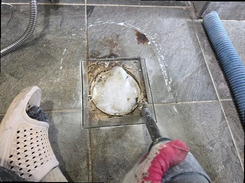 청주시 서원구 누수탐지 수도계량기와 욕실 바닥 누수 원인을 비교하는 안내 이미지
