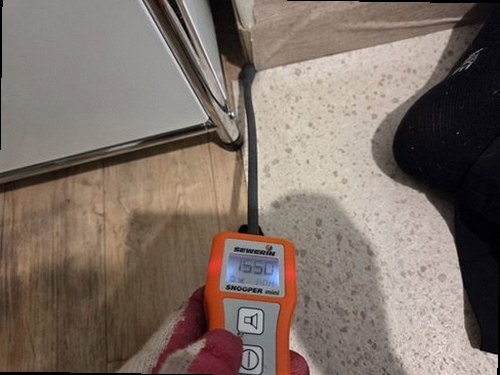 청주시 상당구 누수탐지 싱크대 하부장과 벽면의 누수 흔적을 확인하는 현장