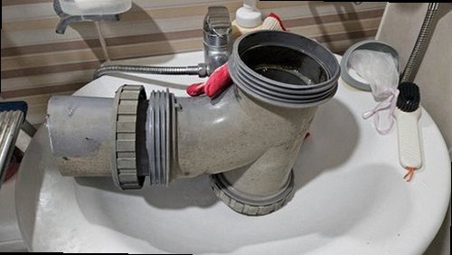 청주시 상당구 누수탐지 누수로 젖은 벽면과 싱크대 하부장 내부를 점검하는 모습