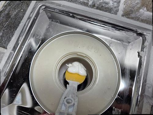 권선구 누수탐지 배관 보수와 건조 후 얼룩이 제거된 주방 벽면