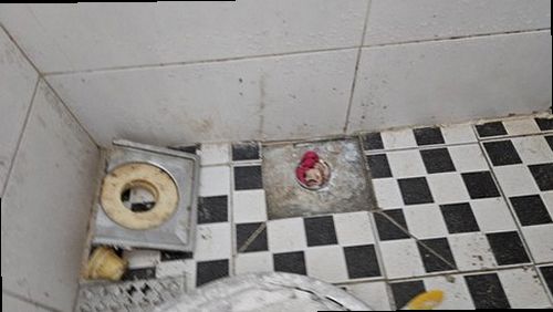 권선구 누수탐지 안방 천장과 벽지에 발생한 누수 얼룩을 확인하는 모습