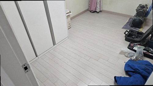 권선구 누수탐지 수도계량기와 실내 누수 흔적을 확인하는 모습