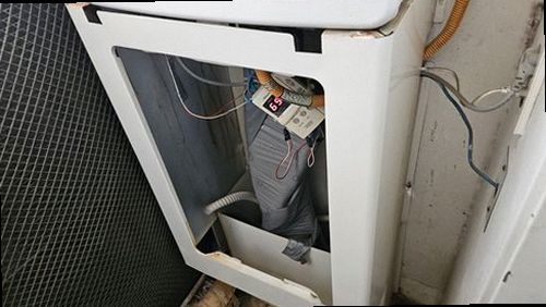권선구 누수탐지 벽과 천장에 나타난 누수 흔적을 점검하는 모습