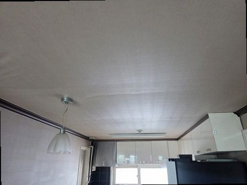 권선구 누수탐지 천장 누수 흔적과 점검 기록을 확인하는 모습