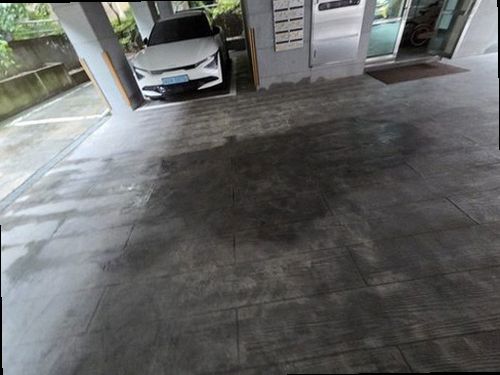 권선구 누수탐지 천장 누수 흔적과 바닥 수분 상태를 확인하는 현장