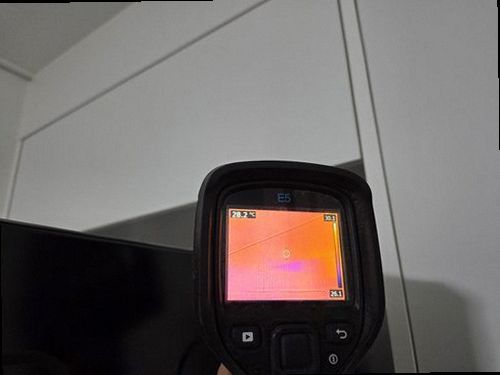 권선구 누수탐지 천장과 벽 모서리에 번진 누수 흔적을 확인하는 현장