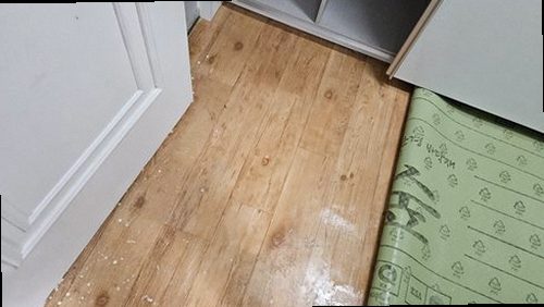 성동구 누수탐지 수도계량기 별침과 벽면 누수 흔적을 확인하는 모습