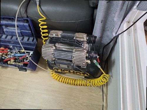 영도구 누수탐지 천장 누수 흔적과 배관 진단 위치를 확인하는 모습