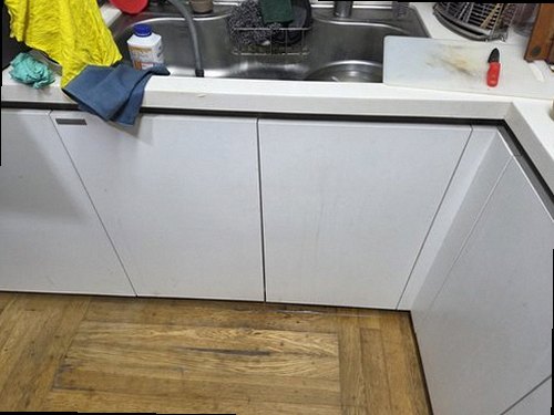 옥천군 누수탐지 수도계량기와 욕실 누수 흔적을 비교하는 점검 장면