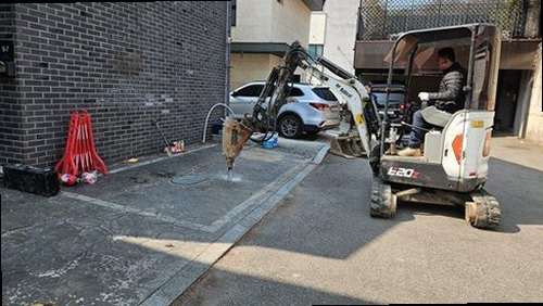 안성 누수탐지 보일러와 난방 분배기 주변 배관을 점검하는 현장 모습