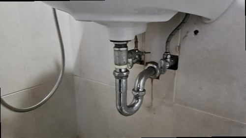 안성 누수탐지 욕실 천장 누수 흔적과 수분 상태를 확인하는 모습