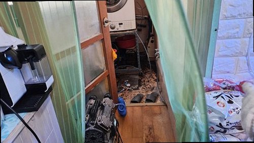 안성 누수탐지 누수 현장에서 수도계량기와 보일러 배관을 확인하는 모습