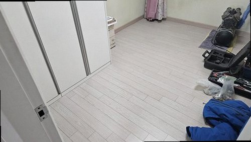 안성 누수탐지 바닥과 천장에 나타난 누수 흔적을 비교하는 모습
