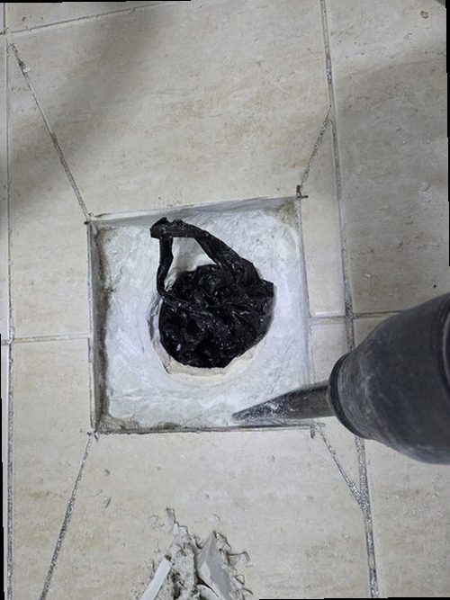 금산군 누수탐지 천장 물자국과 누수 피해 범위를 확인하는 모습