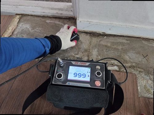 병점구 누수탐지 누수 원인 보수 후 건조 상태와 마감 부위를 확인하는 모습