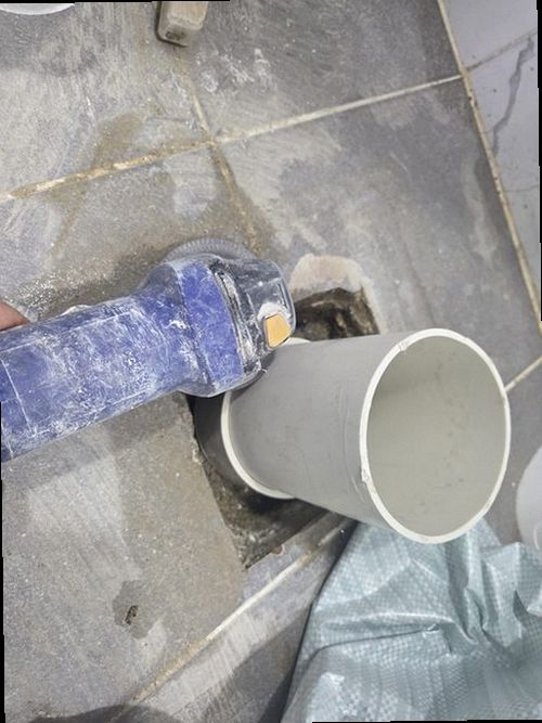 시흥 누수탐지 욕실 바닥과 아래층 천장에 나타난 누수 흔적