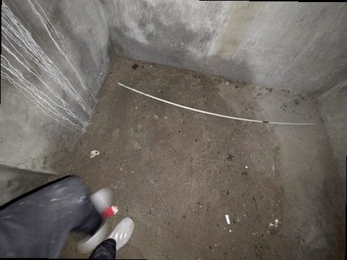성북구 누수탐지 싱크대 하부장 안쪽의 젖은 바닥과 배관 연결부