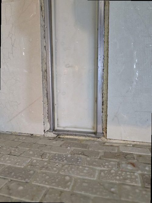 성북구 누수탐지 누수 점검을 위해 계량기와 배관 압력을 확인하는 현장