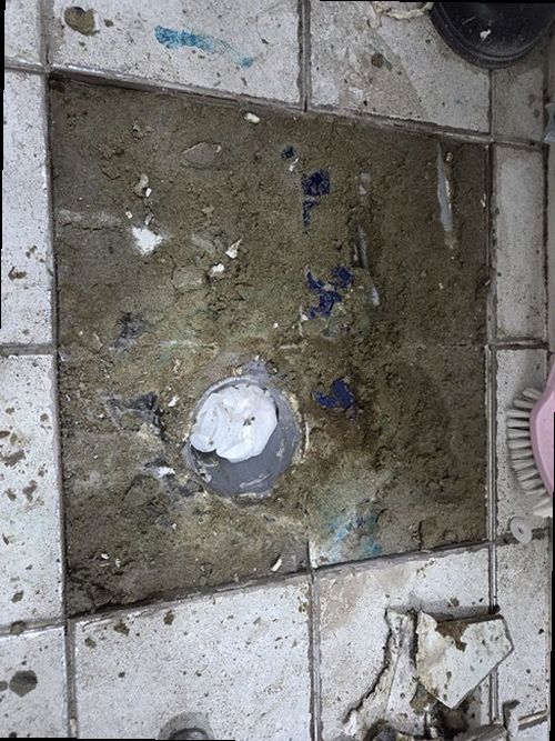마포구 누수탐지 욕실 천장 얼룩과 수분 상태를 확인하는 현장 점검 모습