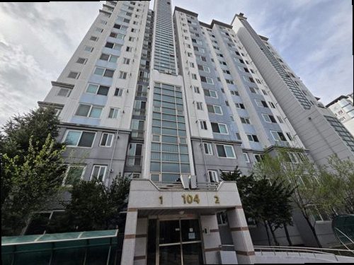 영등포구 누수탐지 수도계량기와 실내 배관 연결 구조를 확인하는 모습