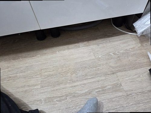 동작구 누수탐지 배수 트랩 연결부와 하부장 내부 수분 상태를 확인하는 모습