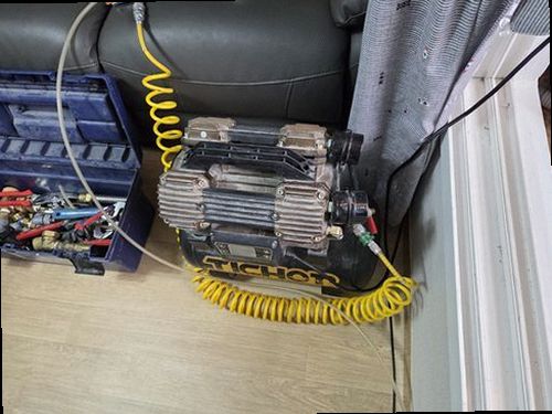 상록구 누수탐지 세면대 하부 급수관과 배수 트랩 연결 상태를 확인하는 모습