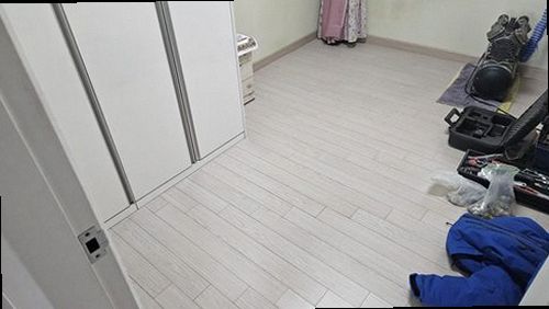 상록구 누수탐지 열화상 카메라로 바닥 배관의 온도 분포를 확인하는 모습