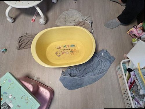 부산 남구 누수탐지 천장 얼룩과 누수 피해를 확인하는 모습