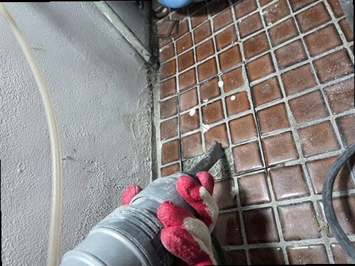 부산 남구 누수탐지 베란다 천장 물방울과 창틀 주변 누수 흔적 확인 모습