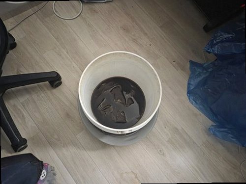 부산 남구 누수탐지 수도계량기 별침과 벽면 누수 흔적을 확인하는 모습