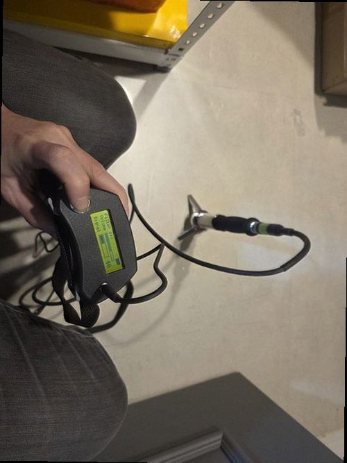 대전 서구 누수탐지 벽지와 몰딩 주변에 나타난 누수 흔적을 확인하는 모습