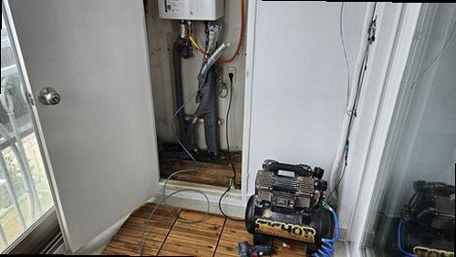 대전 서구 누수탐지 공압 게이지와 청음 장비로 배관을 검사하는 현장