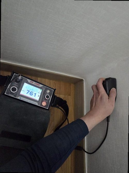 부산 서구 누수탐지 천장 얼룩과 주변 수분 상태를 확인하는 현장 점검