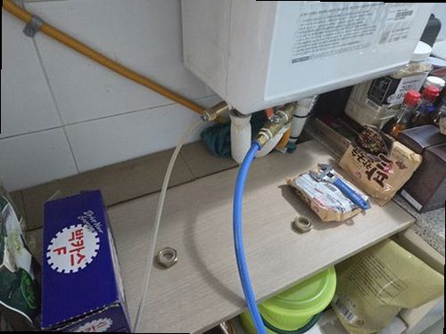 동탄구 누수탐지 천장 누수 흔적과 실내 수분 상태를 확인하는 모습