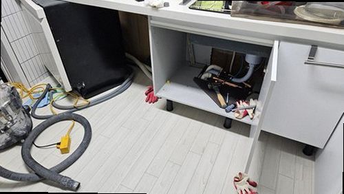 동탄구 누수탐지 싱크대 하부장과 벽면의 물기 및 변색 상태