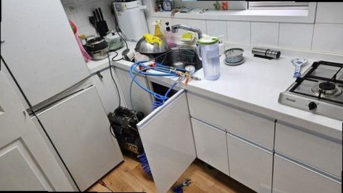 동탄구 누수탐지 누수 탐지 장비로 싱크대 주변 배관을 점검하는 모습