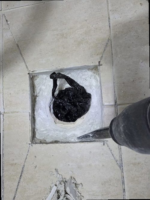 중랑구 누수탐지 누수 피해가 발생한 천장과 벽면을 확인하는 현장 모습