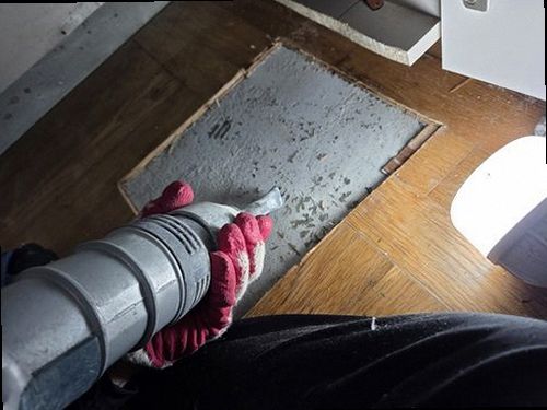 장안구 누수탐지 안방 천장 누수 흔적과 벽면 얼룩을 확인하는 모습