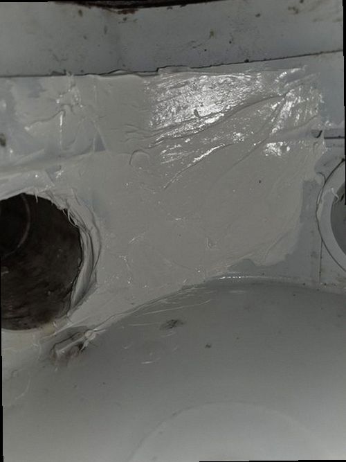 장안구 누수탐지 벽지와 천장에 나타난 누수 흔적을 확인하는 모습