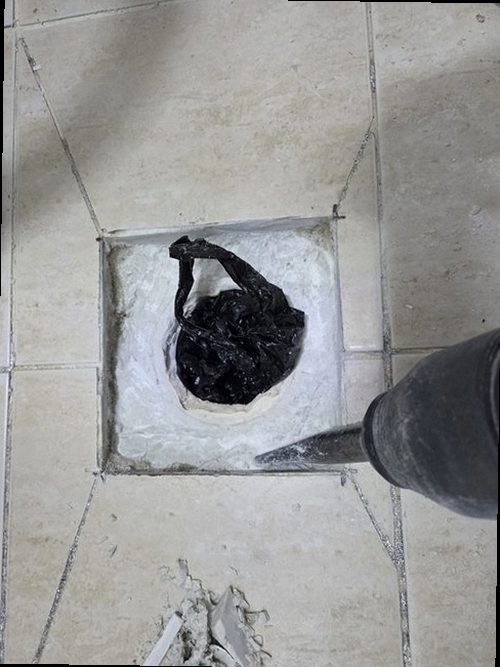 양평 누수탐지 공압 게이지와 가스탐지 장비를 이용해 배관을 점검하는 현장
