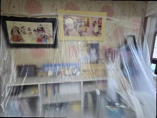 기흥구 누수탐지 아래층 천장에 생긴 누수 흔적과 얼룩을 확인하는 모습