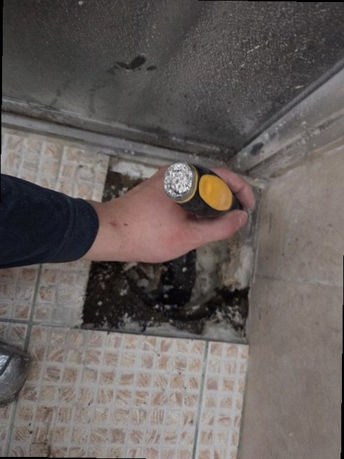 아산시 누수탐지 천장과 벽면에 나타난 변색과 백화 흔적을 확인하는 모습